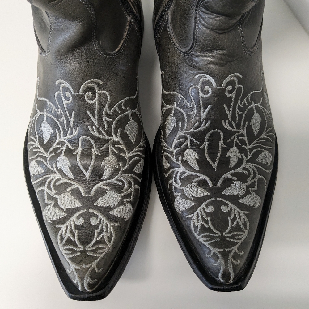 Grey leather boots with white embroidered stitching, Men's 7D Women's 9W EU 40